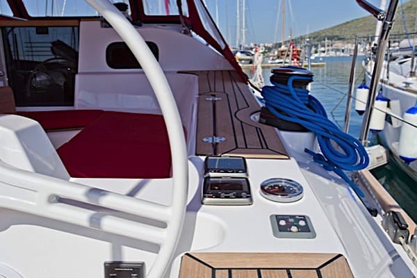 Roder och babord sida av segelb�ten Elan 45